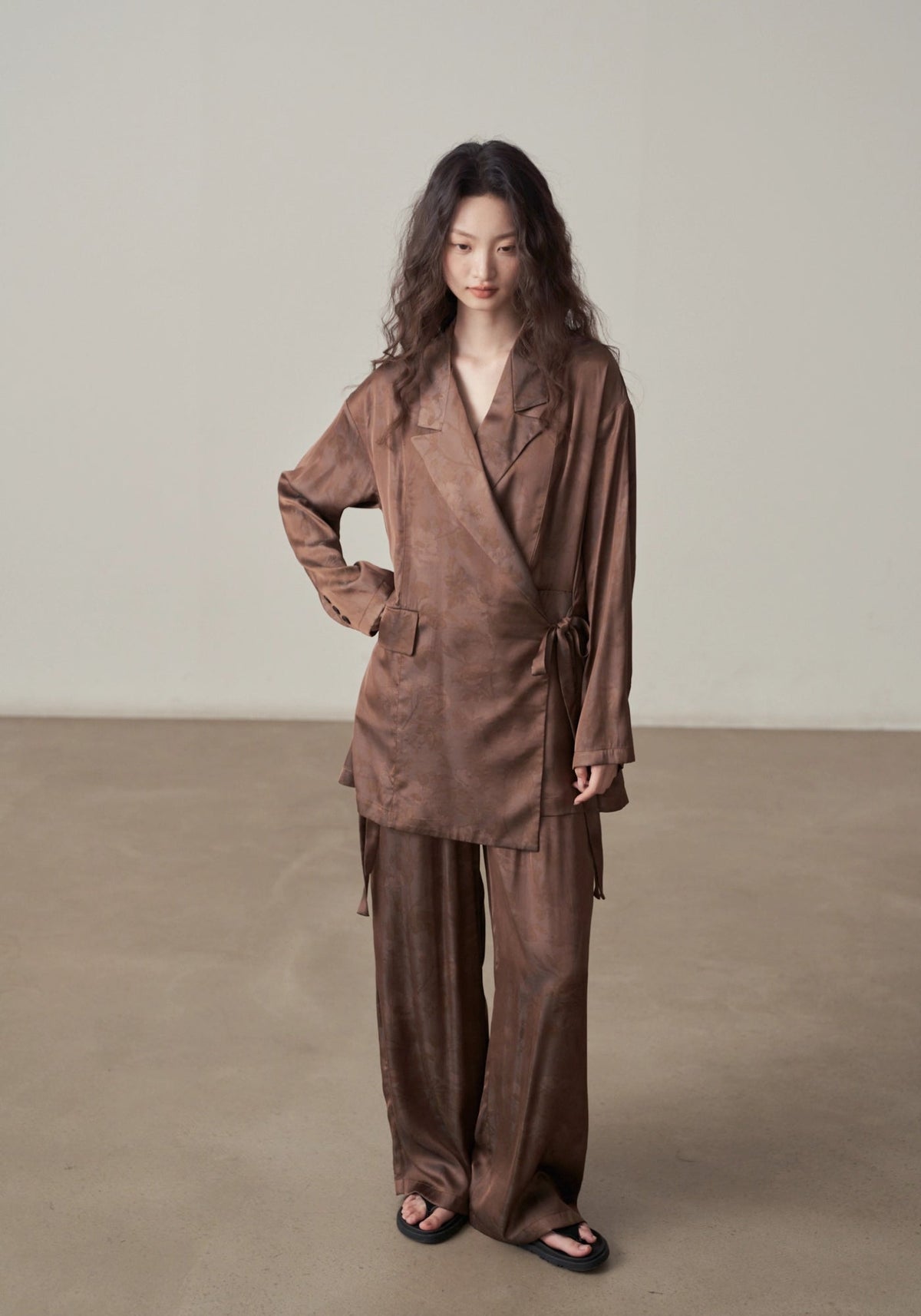 Femme portant la veste kimono satinée marron ouverte, vue de face