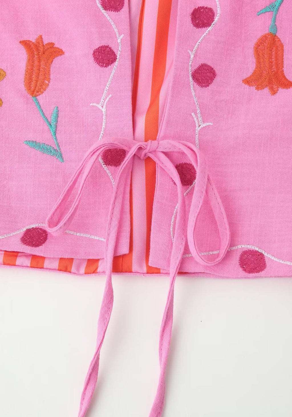 Veste kimono rose Hanae ouverte avec liens à nouer et doublure rayée