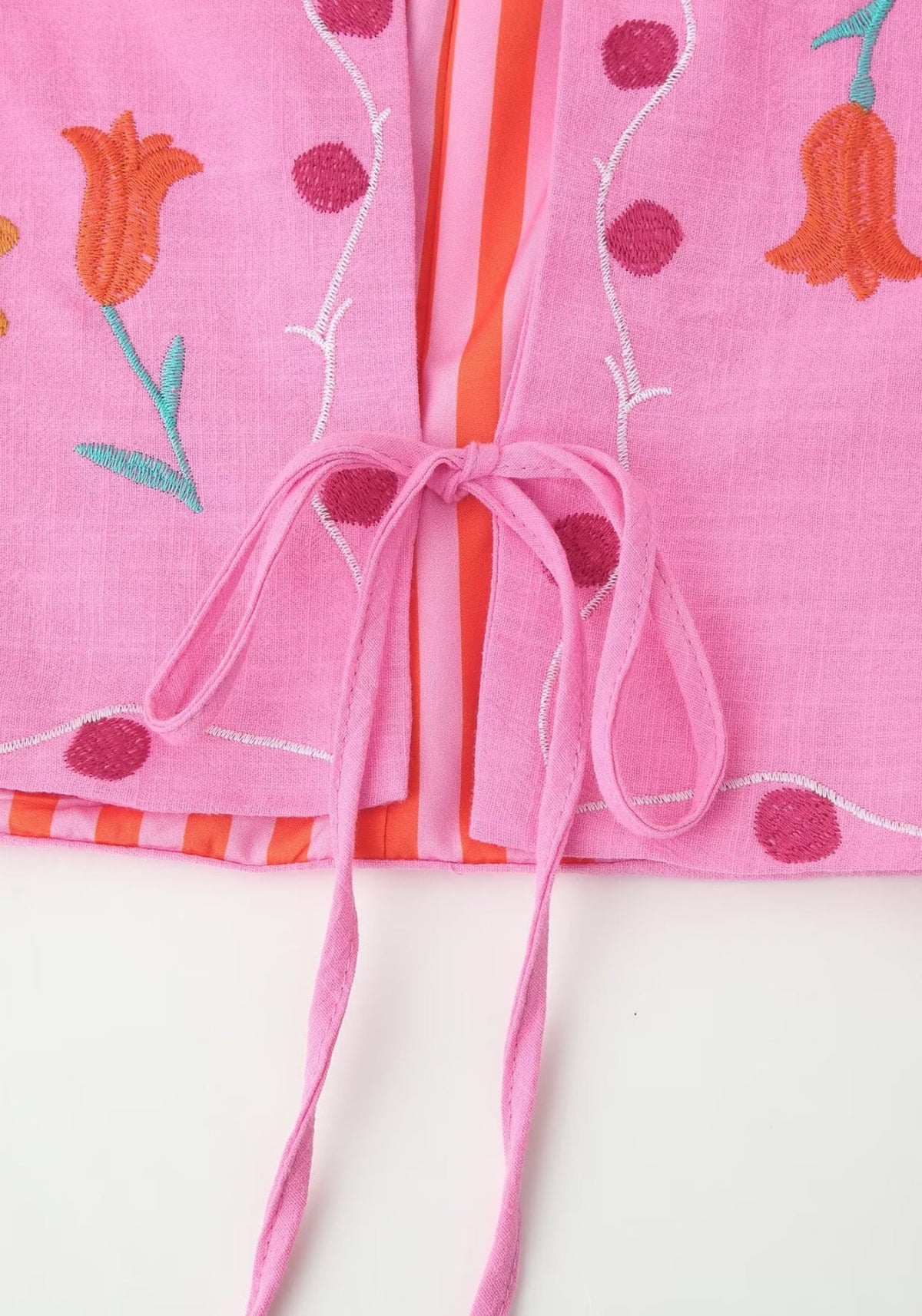 Veste kimono rose Hanae ouverte avec liens à nouer et doublure rayée
