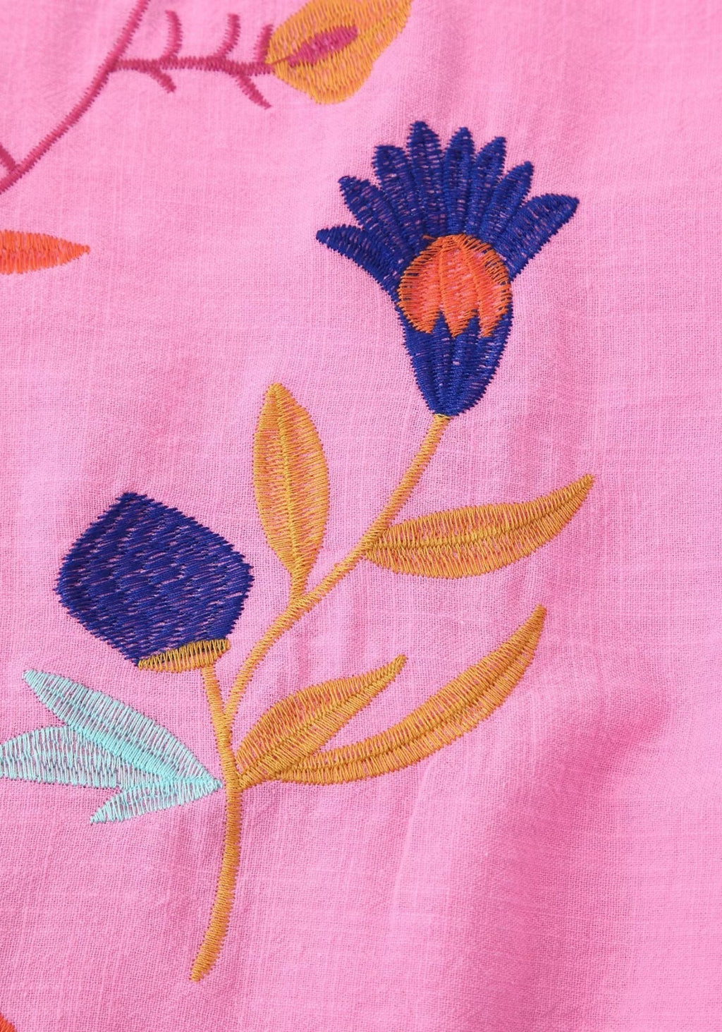 Gros plan sur la broderie rosace bleu cobalt et fleurs de la veste kimono Hanae