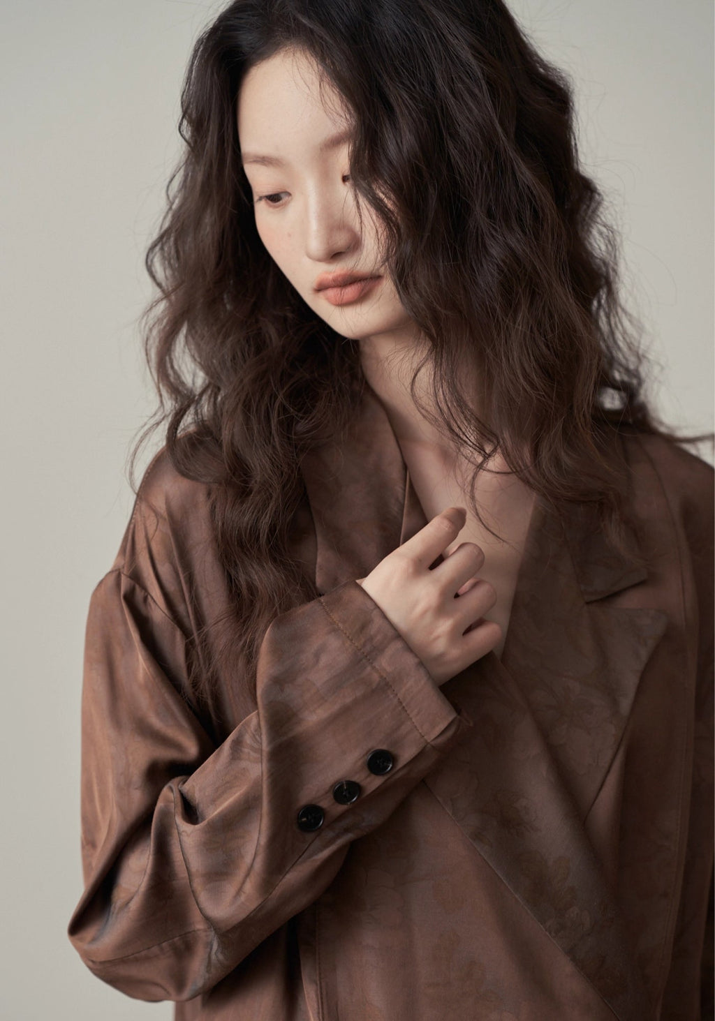 Col à revers de la veste kimono satinée marron, buste