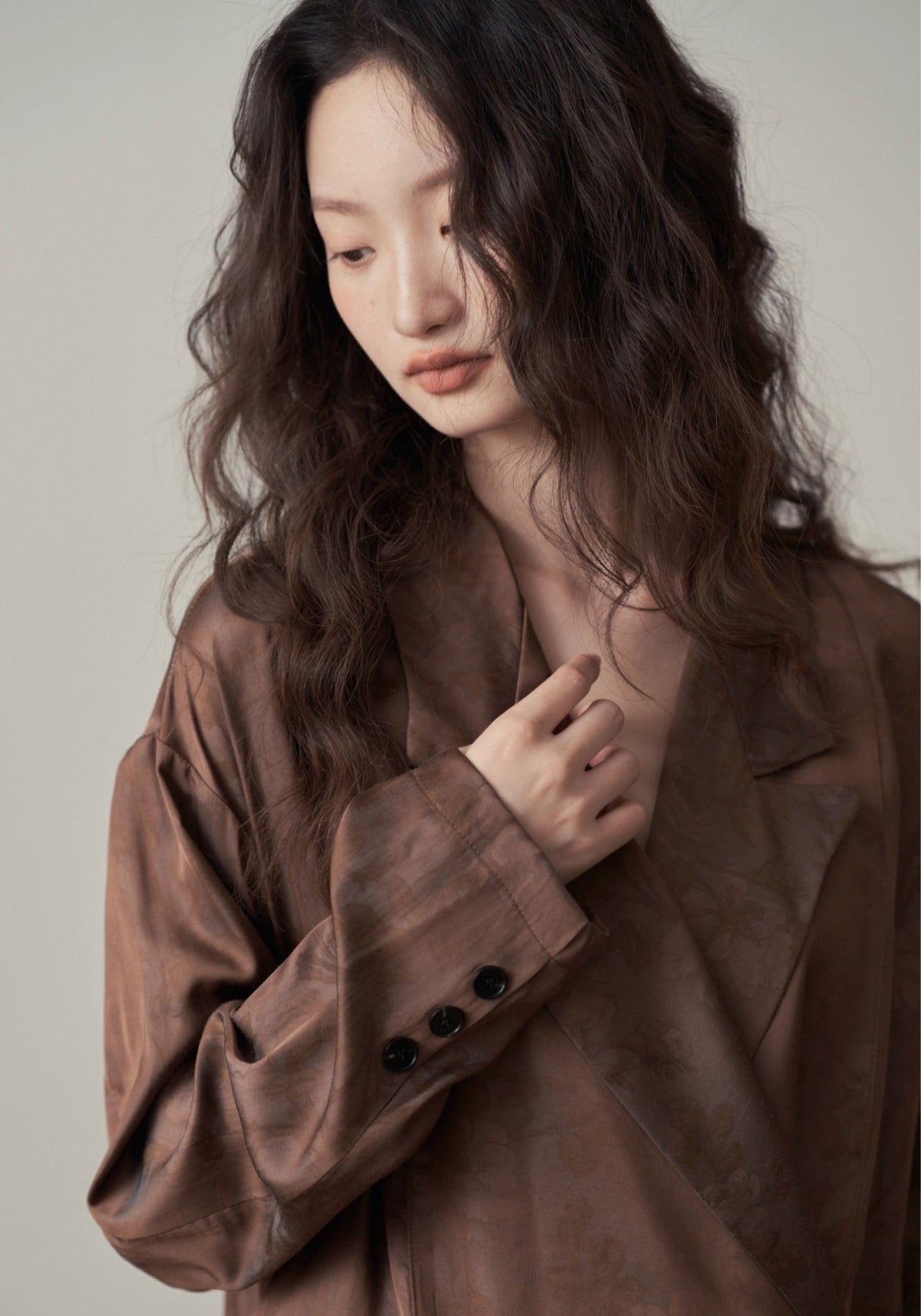 Col à revers de la veste kimono satinée marron, buste