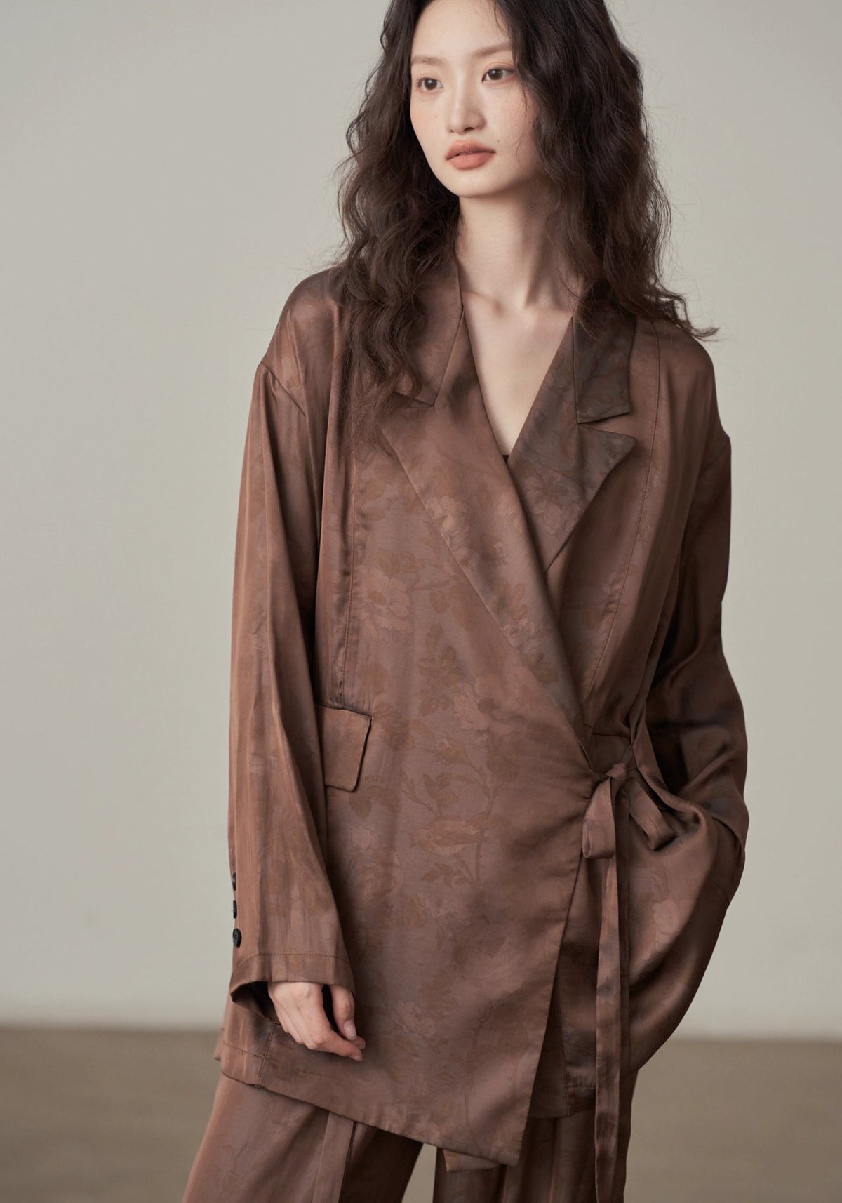 Veste kimono satinée marron vue de profil, manches longues