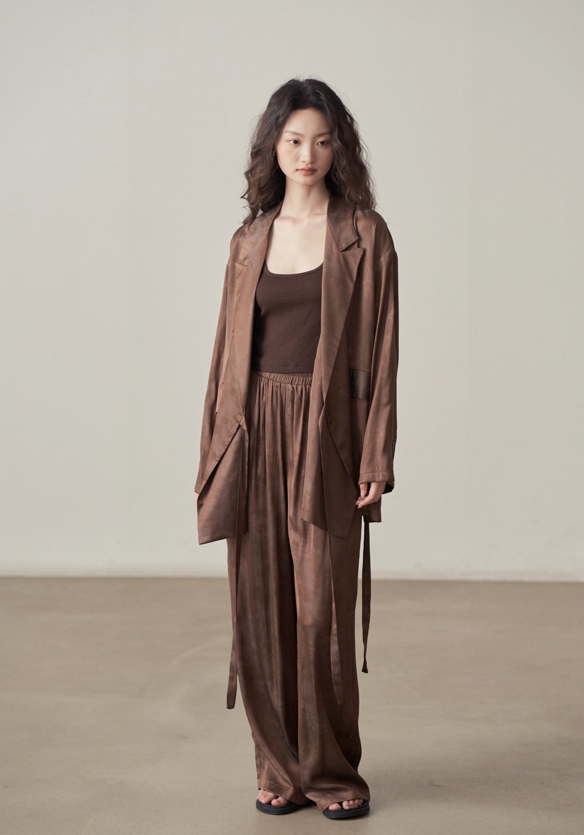 Silhouette complète de la veste kimono satinée marron