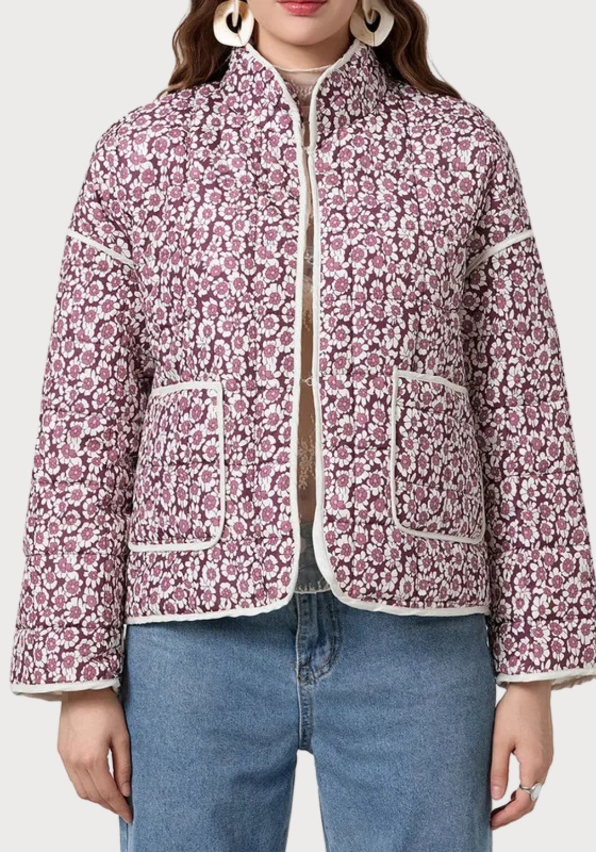 Veste matelassée prune portée boutonnée, col montant visible