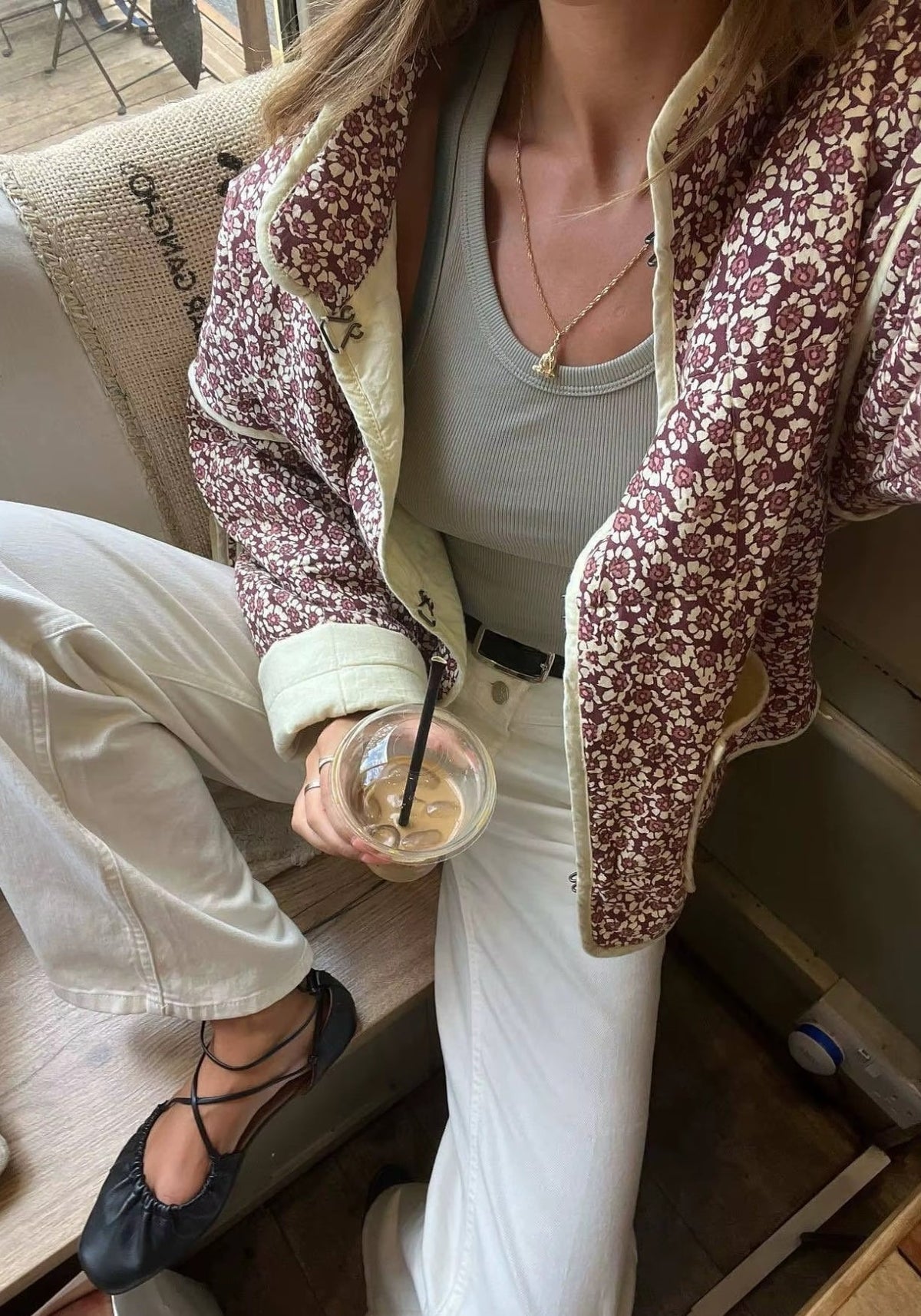Veste matelassée fleurie prune portée en extérieur avec un jean