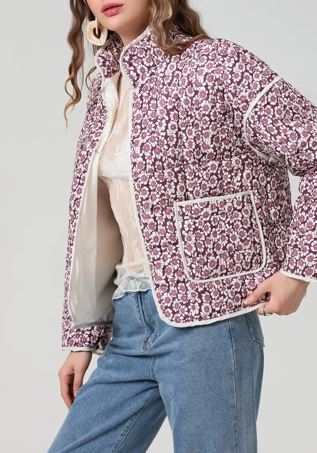 Poche plaquée et passepoil crème de la veste matelassée