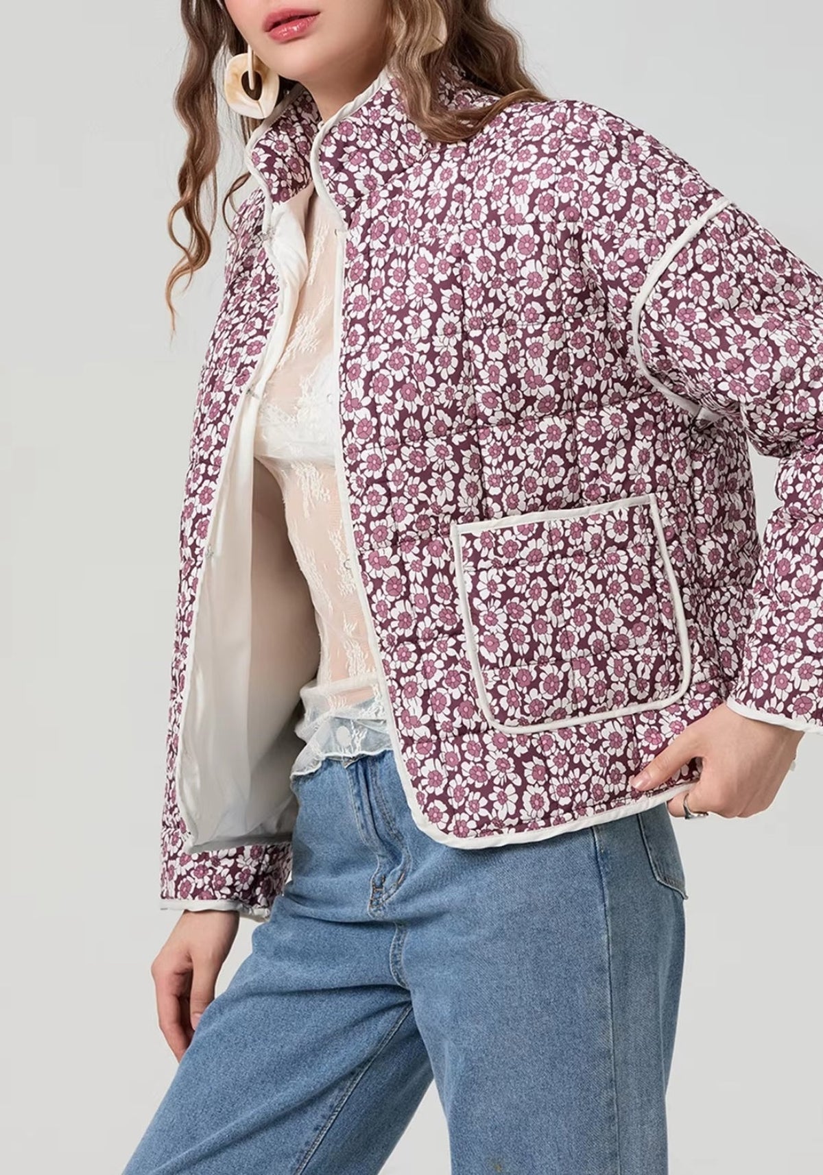 Poche plaquée et passepoil crème de la veste matelassée