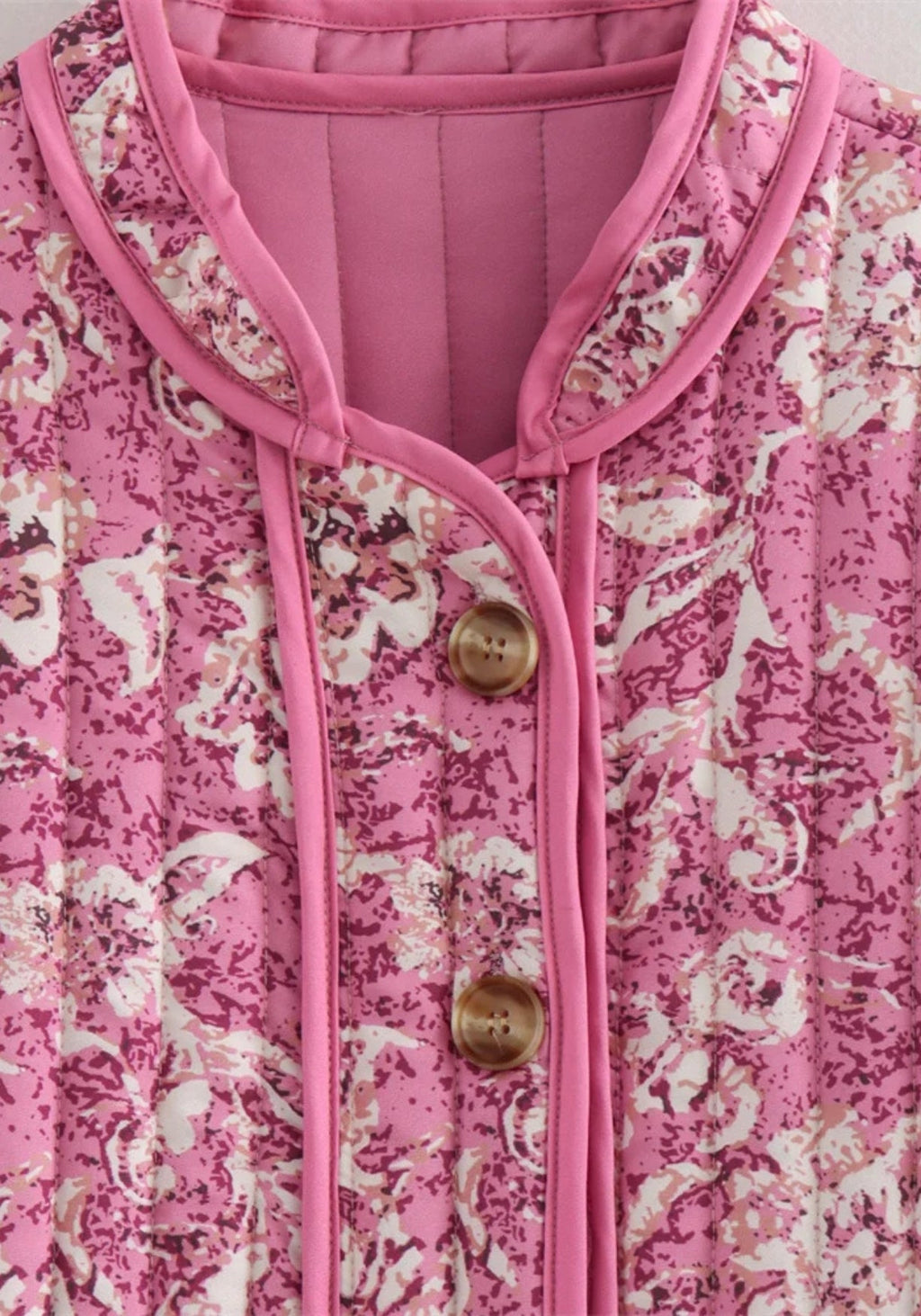 Col et haut de la patte de boutonnage de la veste matelassée