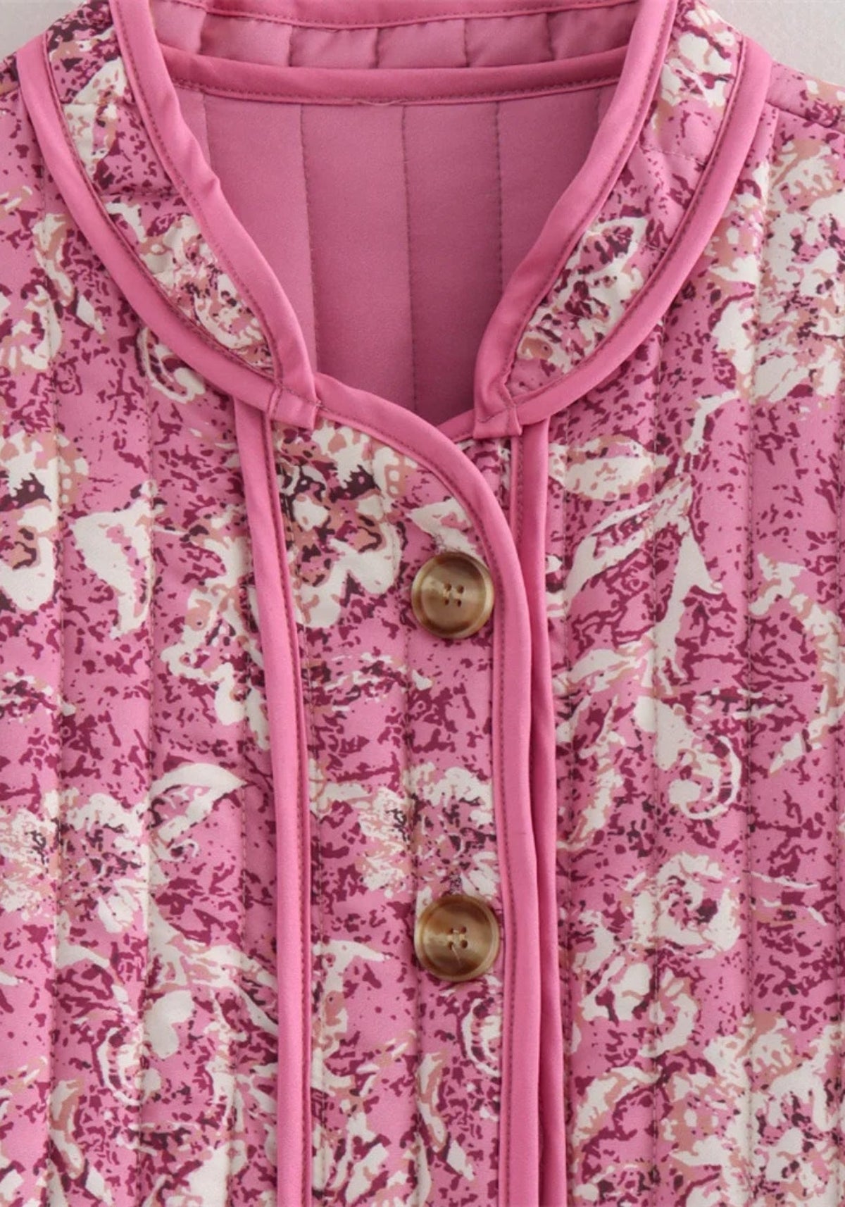 Col et haut de la patte de boutonnage de la veste matelassée