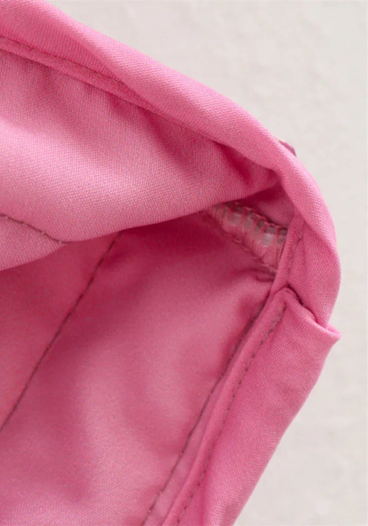 Poignet en rose uni contrastant avec le motif floral